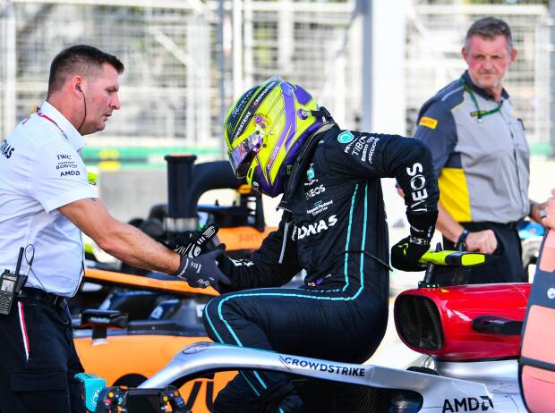 Lewis Hamilton steigt mühevoll aus seinem Mercedes W13 beim Formel-1-Rennen in Baku 2022 Lewis Hamilton steigt mühevoll aus seinem Mercedes W13 beim Formel-1-Rennen in Baku 2022