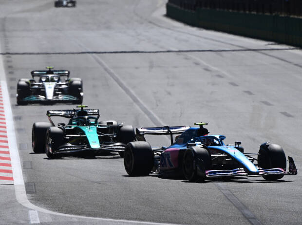 Fernando Alonso (Alpine) vor Sebastian Vettel (Aston Martin) beim Formel-1-Rennen in Baku 2022