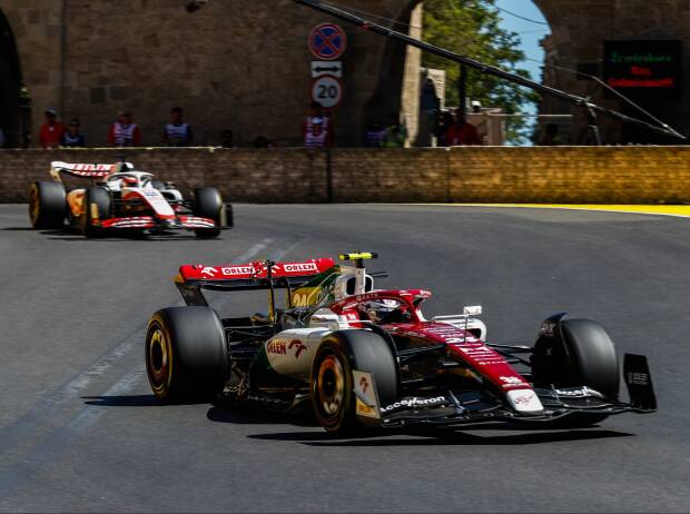 Guanyu Zhou (Alfa Romeo) fährt vor Kevin Magnussen (Haas) durch Kurve 8 in der Altstadt, Grand Prix von Aserbaidschan in Baku 2022 Guanyu Zhou (Alfa Romeo) fährt vor Kevin Magnussen (Haas) durch Kurve 8 in der Altstadt, Grand Prix von Aserbaidschan in Baku 2022