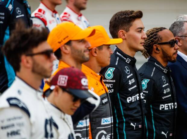The 2022 Formula 1 drivers take a group photo in Bahrain