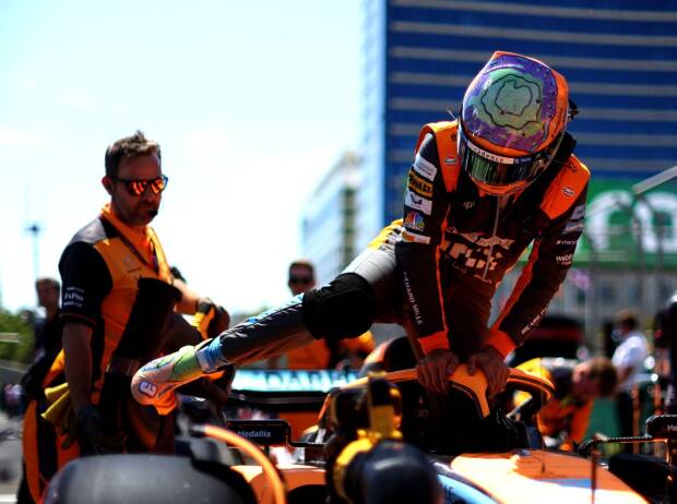 Daniel Ricciardo steigt ein in den McLaren MCL36 in der Formel-1-Saison 2022 in Baku
