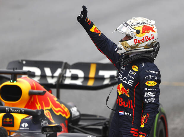 Max Verstappen (Red Bull) winkt den Fans nach seiner Pole beim Formel-1-Rennen in Kanada 2022
