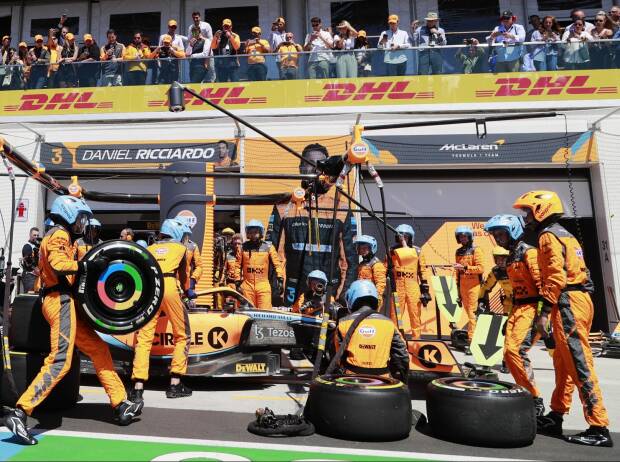 Lando Norris beim verpatzten Boxenstopp der McLaren-Crew in Kanada 2022 Lando Norris beim verpatzten Boxenstopp der McLaren-Crew in Kanada 2022