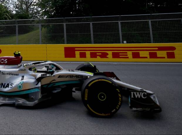 Lewis Hamilton im Mercedes W13 vor einem Pirelli-Schriftzug