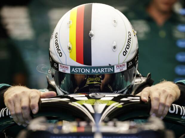 Sebastian Vettel steigt ein in seinen Aston Martin AMR22 in der Formel 1 2022