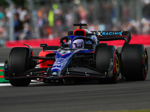 Alexander Albon (Williams FW44) beim Training zum Formel-1-Rennen in Silverstone