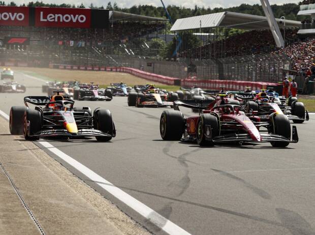 Formel-1-Start in Silverstone 2022 mit Carlos Sainz und Max Verstappen in Reihe eins Formel-1-Start in Silverstone 2022 mit Carlos Sainz und Max Verstappen in Reihe eins