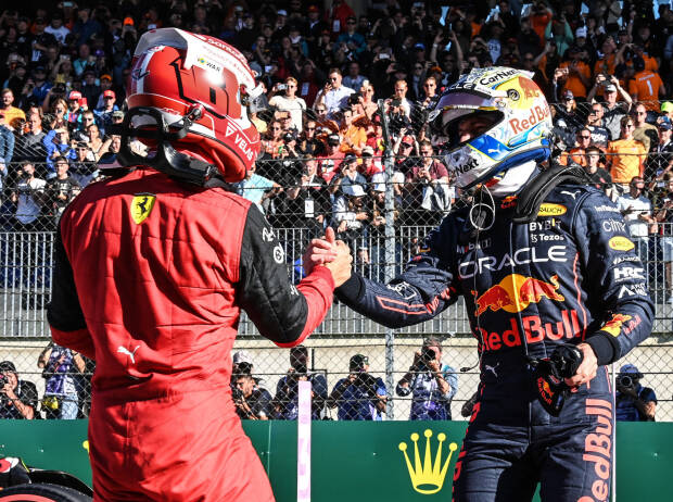 Charles Leclerc (Ferrari) und Max Verstappen (Red Bull) gratulieren sich nach dem Formel-1-Qualifying in Spielberg 2022