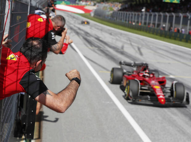 Charles Leclerc (Ferrari F1-75) fährt beim Formel-1-Rennen in Spielberg 2022 als Sieger über die Ziellinie Charles Leclerc (Ferrari F1-75) fährt beim Formel-1-Rennen in Spielberg 2022 als Sieger über die Ziellinie
