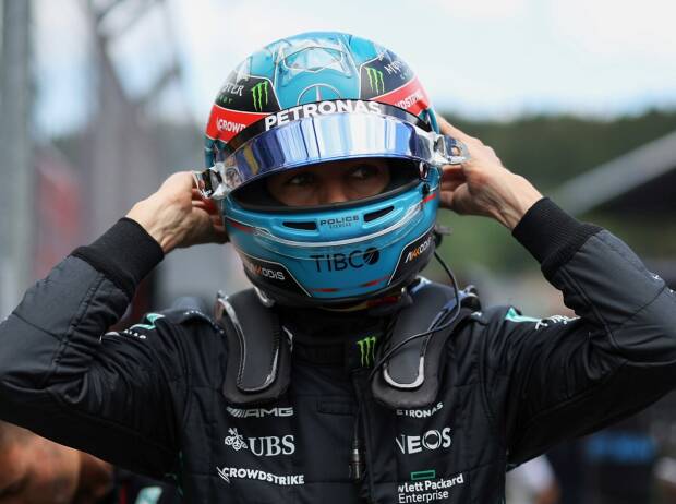 Mercedes-Fahrer George Russell zieht seinen Formel-1-Helm an