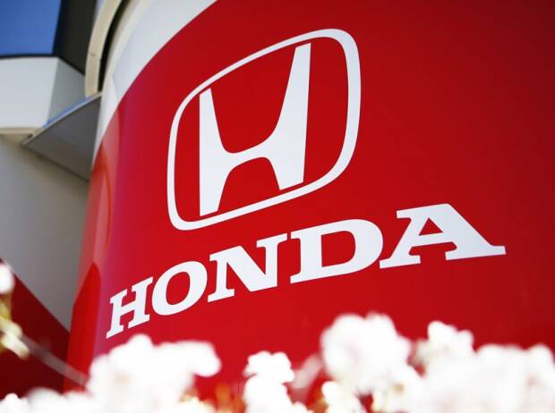 Logo des Automobil-Herstellers Honda auf einem Motorhome im Formel-1-Fahrerlager
