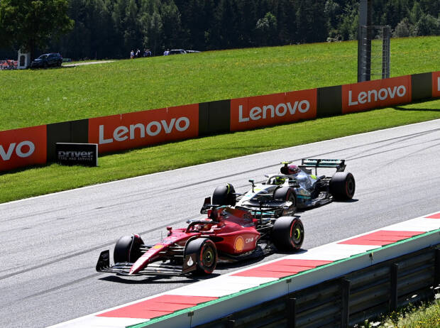 Charles Leclerc (Ferrari) vor Lewis Hamilton (Mercedes) beim Formel-1-Rennen in Spielberg 2022