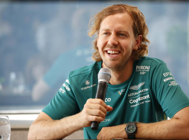 Sebastian Vettel spricht vor dem Formel-1-Rennen in Ungarn 2022 mit der Presse