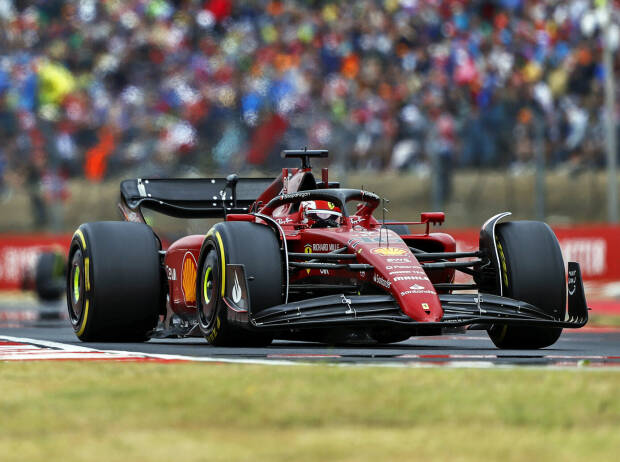 Charles Leclerc (Ferrari F1-75) vor George Russell (Mercedes W13) beim Formel-1-Rennen in Ungarn 2022