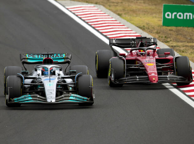George Russell (Mercedes W13) und Charles Leclerc (Ferrari F1-75) beim Formel-1-Rennen in Ungarn 2022