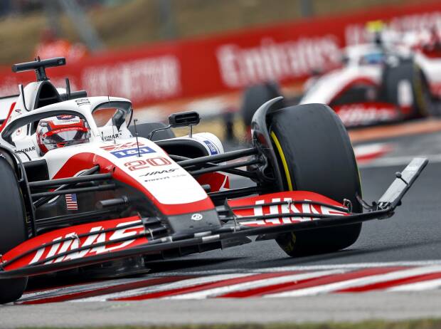 Kevin Magnussen mit abgeknickter Frontflügel-Endplatte im Formel-1-Rennen in Ungarn 2022 Kevin Magnussen mit abgeknickter Frontflügel-Endplatte im Formel-1-Rennen in Ungarn 2022