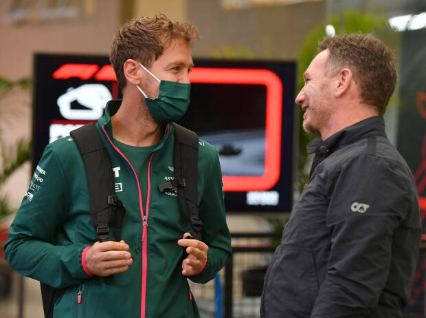 Sebastian Vettel (Aston Martin) und Red-Bull-Teamchef Christian Horner im Plausch