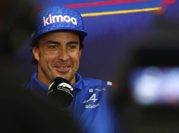 Fernando Alonso (Alpine) vor dem Formel-1-Rennen in Belgien 2022
