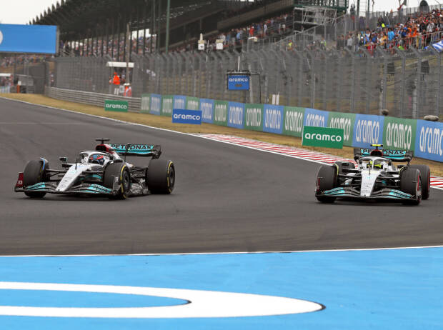George Russell und Lewis Hamilton (Mercedes W13) beim Formel-1-Rennen in Budapest 2022