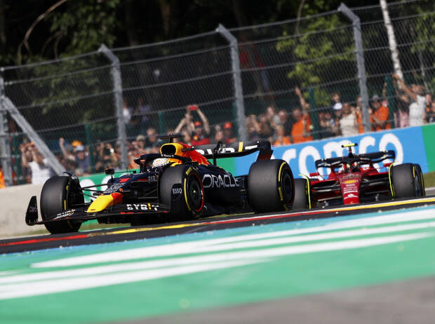 Max Verstappen (Red Bull RB18) vor Carlos Sainz (Ferrari F1-75) beim Formel-1-Rennen in Belgien 2022