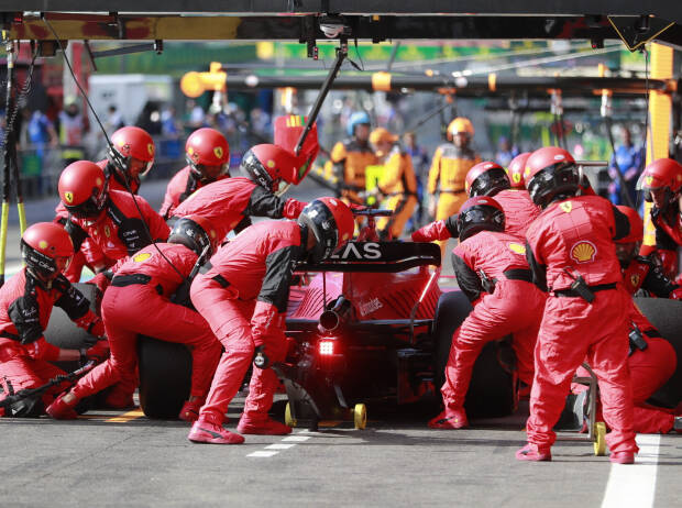 Charles Leclerc (Ferrari) beim Boxenstopp beim Formel-1-Rennen in Belgien 2022