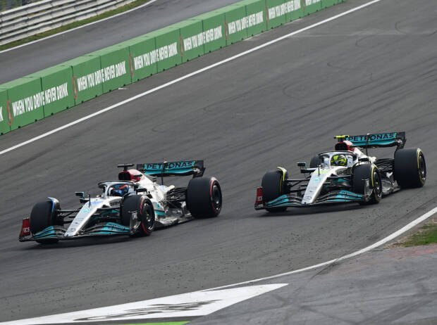 George Russell und Lewis Hamilton (Mercedes W13) beim Formel-1-Rennen von Zandvoort 2022