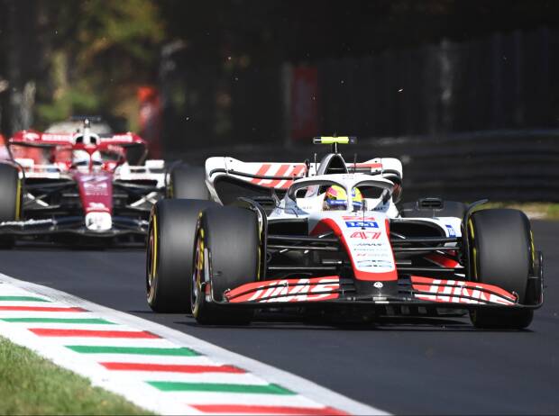 Mick Schumacher im Haas VF-22 vor Valtteri Bottas im Alfa Romeo C42 Mick Schumacher im Haas VF-22 vor Valtteri Bottas im Alfa Romeo C42