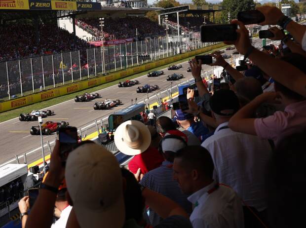 Fans verfolgen den Start zum Italien-Grand-Prix 2022 in Monza