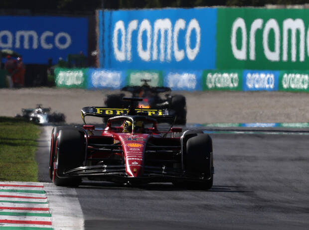 Charles Leclerc (Ferrari F1-75) vor Max Verstappen (Red Bull RB18) beim Formel-1-Rennen in Monza 2022 Charles Leclerc (Ferrari F1-75) vor Max Verstappen (Red Bull RB18) beim Formel-1-Rennen in Monza 2022