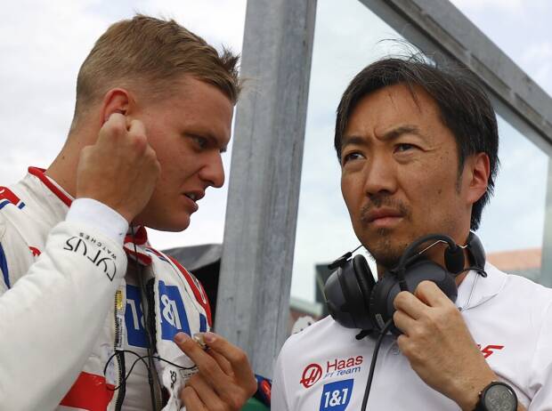 Mick Schumacher mit Ayao Komatsu, dem leitenden Renningenieur des Haas-Formel-1-Teams Mick Schumacher mit Ayao Komatsu, dem leitenden Renningenieur des Haas-Formel-1-Teams