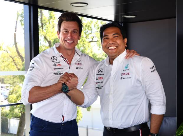 Toto Wolff (Teamchef Mercedes) und Datuk Tengku Muhammad Taufik (CEO Petronas) bei der Vertragsunterzeichnung in Kuala Lumpur