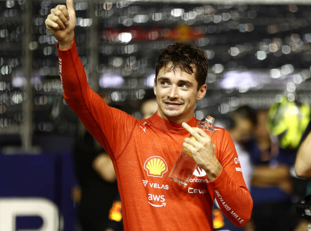 Charles Leclerc (Ferrari) freut sich über seine Pole beim Formel-1-Rennen von Singapur 2022