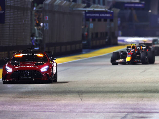 Sergio Perez (Red Bull RB18) hinter dem Safety-Car beim Formel-1-Rennen in Singapur 2022