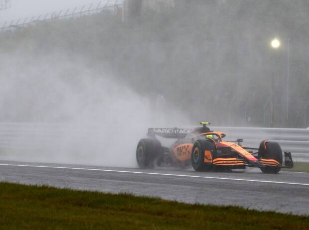 Lando Norris in der Gischt beim Formel-1-Rennen in Suzuka 2022