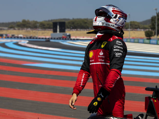 Charles Leclerc (Ferrari) nach seinem Unfall beim Formel-1-Rennen in Frankreich 2022