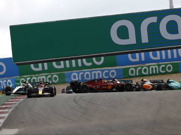 Foto zur News: Carlos Sainz: FIA hat Russell nach Kollision gnädig bestraft