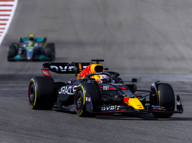 Max Verstappen (Red Bull RB18) vor Lewis Hamilton (Mercedes W13) beim Formel-1-Rennen in Austin 2022
