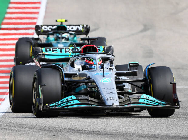 George Russell (Mercedes W13) vor Sebastian Vettel (Aston Martin AMR22) beim Formel-1-Rennen in Austin 2022 George Russell (Mercedes W13) vor Sebastian Vettel (Aston Martin AMR22) beim Formel-1-Rennen in Austin 2022