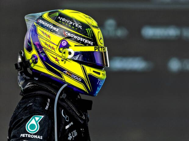 Lewis Hamilton mit seinem markanten gelben Formel-1-Helm 2022