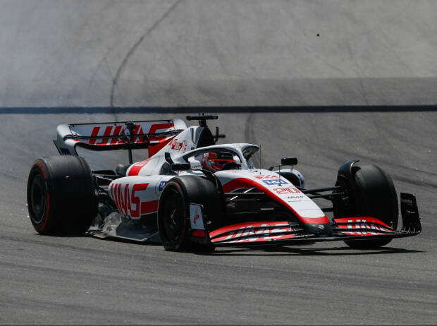 Kevin Magnussen (Haas VF-22) ist beim Formel-1-Rennen in Barcelona 2022 mit beschädigtem Frontflügel unterwegs