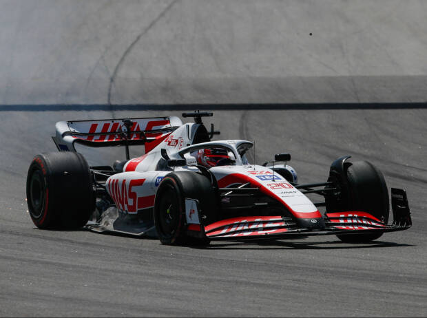 Kevin Magnussen (Haas VF-22) ist beim Formel-1-Rennen in Barcelona 2022 mit beschädigtem Frontflügel unterwegs Kevin Magnussen (Haas VF-22) ist beim Formel-1-Rennen in Barcelona 2022 mit beschädigtem Frontflügel unterwegs