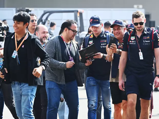 Foto zur News: Gedränge im Mexiko-Paddock: Formel-1-Fahrer fordern von Fans mehr Respekt