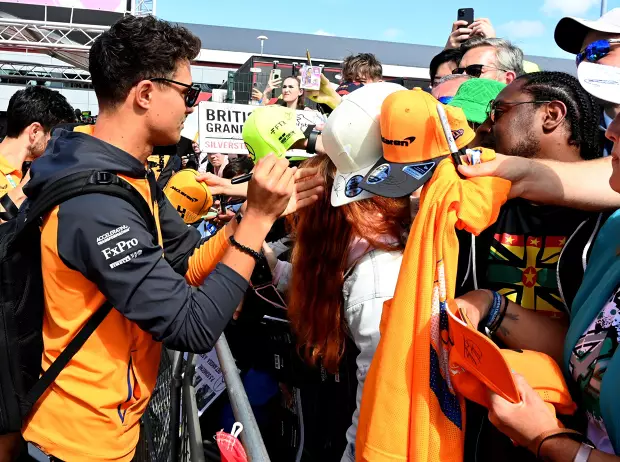 Foto zur News: Gedränge im Mexiko-Paddock: Formel-1-Fahrer fordern von Fans mehr Respekt