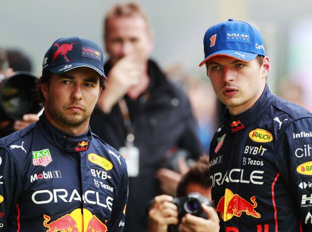 Sergio Perez mit seinem Red-Bull-Teamkollegen Max Verstappen in der Formel-1-Saison 2022