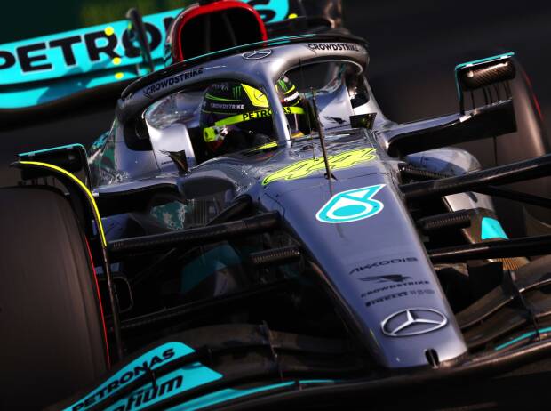 Lewis Hamilton im Mercedes W13 beim Formel-1-Rennen in Abu Dhabi 2022 Lewis Hamilton im Mercedes W13 beim Formel-1-Rennen in Abu Dhabi 2022