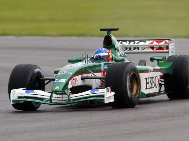 Foto zur News: Erster F1-Test im Aston Martin beschert Alonso Flashback: Wie mit Jaguar 2002