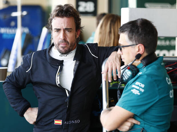 Fernando Alonso beim ersten Test für Aston Martin in Abu Dhabi 2022