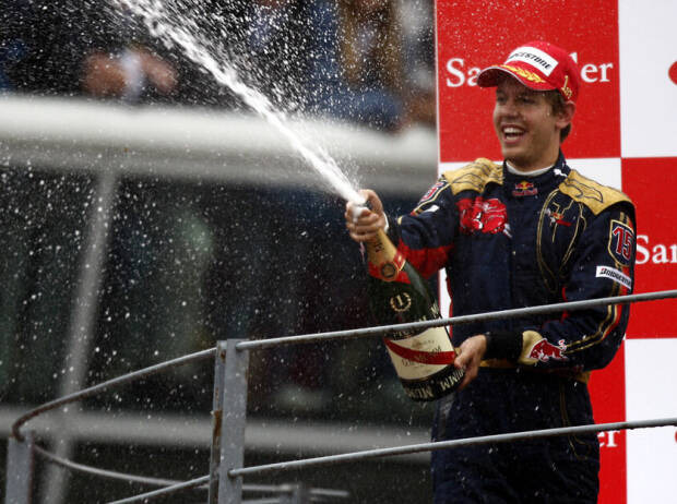 Sebastian Vettel feiert seinen Sieg beim Formel-1-Rennen in Monza 2008