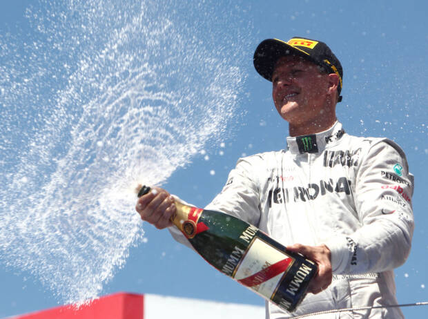 Michael Schumacher (Mercedes) feiert Platz drei beim Formel-1-Rennen in Valencia 2012
