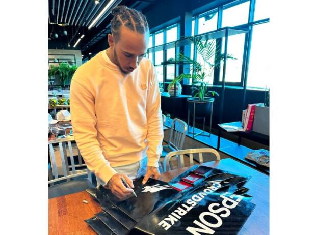 Lewis Hamilton signiert die Seitenplatte des Mercedes-AMG PETRONAS F1 W11-Heckflügels aus dem Weltmeisterjahr 2020, die für einen guten Zweck versteigert wird Lewis Hamilton signiert die Seitenplatte des Mercedes-AMG PETRONAS F1 W11-Heckflügels aus dem Weltmeisterjahr 2020, die für einen guten Zweck versteigert wird